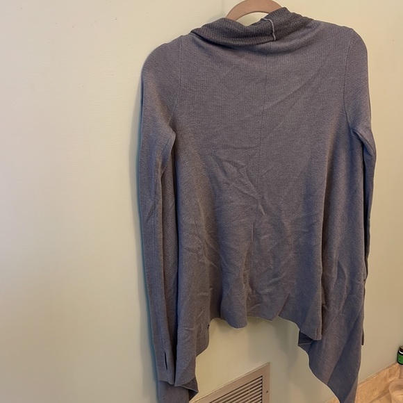 Lululemon grey sweater with thumb holes EUC - Picture 3 of 5